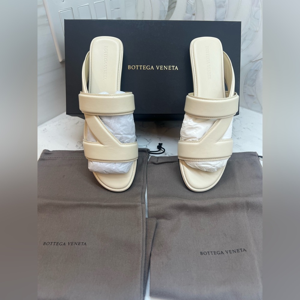 Bottega Veneta Beige Women's Sandals. Size 38.5 New. Never worn